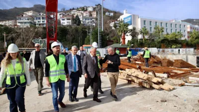 Altınordu Atat&uuml;rk Rıhtım'nda devam eden &ccedil;alışmaları yerinde inceleyen Ordu B&uuml;y&uuml;kşehir