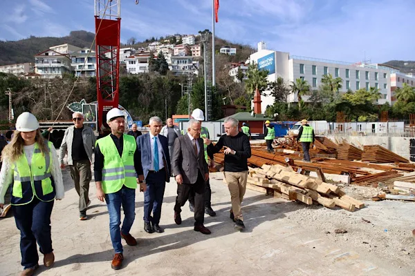 Altınordu Atat&uuml;rk Rıhtım'nda devam eden &ccedil;alışmaları yerinde inceleyen Ordu B&uuml;y&uuml;kşehir