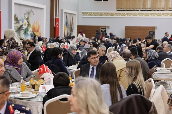 K&uuml;tahya Belediye Başkanı Ey&uuml;p Kahveci, K&uuml;tahya Valiliği tarafından şehit aileleri