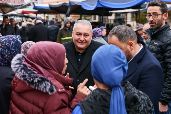 Ke&ccedil;i&ouml;ren Belediye Başkanı &Ouml;zarslan, Ayvalı Semt Pazarı&rsquo;na ziyaret ger&ccedil;ekleştirdi. Pazar