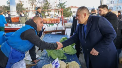 Ke&ccedil;i&ouml;ren Belediye Başkanı Mesut &Ouml;zarslan, Ufuktepe Semt Pazarı&rsquo;nı ziyaret ederek