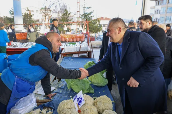 Ke&ccedil;i&ouml;ren Belediye Başkanı Mesut &Ouml;zarslan, Ufuktepe Semt Pazarı&rsquo;nı ziyaret ederek