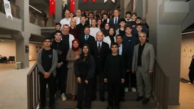 D&uuml;zce Belediye Başkanı &Ouml;zl&uuml;, Esin Olcay Anadolu Lisesi &ouml;ğrencileri tarafından
