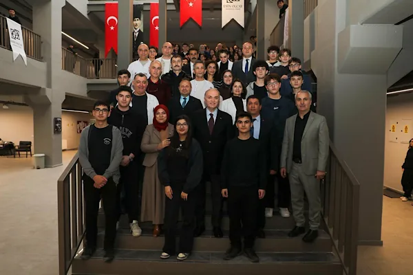 D&uuml;zce Belediye Başkanı &Ouml;zl&uuml;, Esin Olcay Anadolu Lisesi &ouml;ğrencileri tarafından