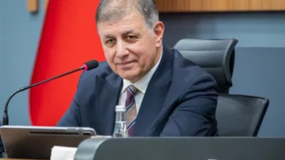 Cemil Tugay, İl Başkanı &Ccedil;ağatay G&uuml;&ccedil; ile birlikte &Ouml;zg&uuml;r &Ouml;zel&rsquo;i