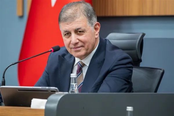 Cemil Tugay, İl Başkanı &Ccedil;ağatay G&uuml;&ccedil; ile birlikte &Ouml;zg&uuml;r &Ouml;zel&rsquo;i