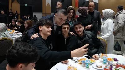 Esenyurt Nazım Hikmet K&uuml;lt&uuml;r Merkezi&nbsp;Davet Salonu&rsquo;nda gen&ccedil;lere y&ouml;nelik iftar programı