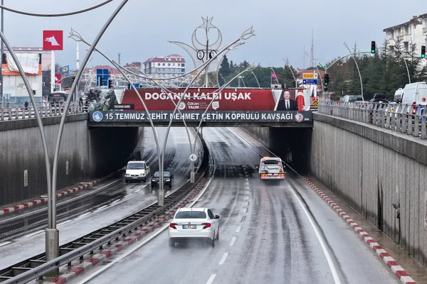 Uşak&rsquo;ta uzun yıllardır &ouml;zellikle ana arterlerde her yoğun yağış sonrası