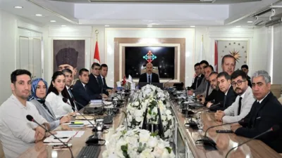 Valilik toplantı salonunda d&uuml;zenlenen toplantıya; Vali Yardımcıları Ekrem G&uuml;ng&ouml;r ve