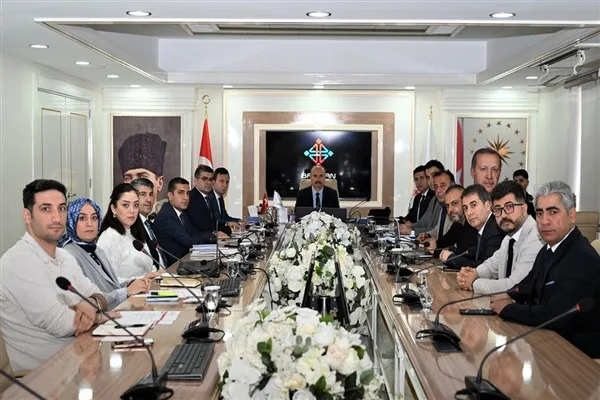 Valilik toplantı salonunda d&uuml;zenlenen toplantıya; Vali Yardımcıları Ekrem G&uuml;ng&ouml;r ve