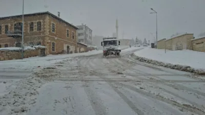 Yağışın başlamasıyla birlikte sahaya inen Bayburt Belediyesi ekipleri, kentin d&ouml;rt