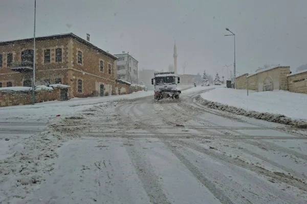 Yağışın başlamasıyla birlikte sahaya inen Bayburt Belediyesi ekipleri, kentin d&ouml;rt
