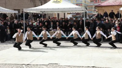 T&ouml;rende konuşan Milli Savunma Bakanı Yaşar G&uuml;ler, Baba ocağı Bayburt&rsquo;ta