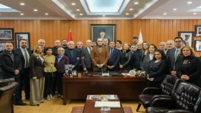 Etimesgut Belediyesi hizmet binası &ouml;n&uuml;nde ger&ccedil;ekleştirilen basın toplantısına &Uuml;mit Erkol,