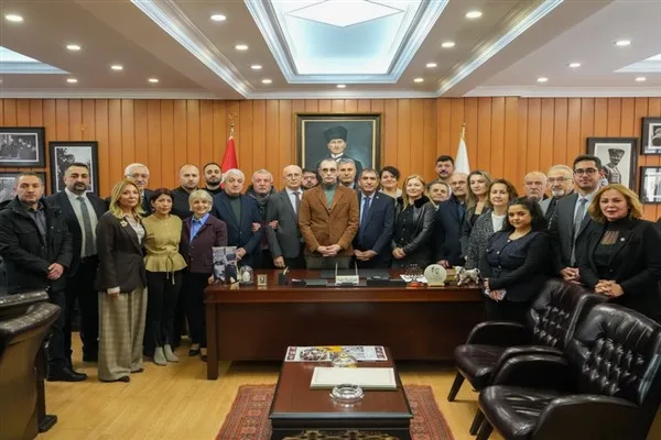 Etimesgut Belediyesi hizmet binası &ouml;n&uuml;nde ger&ccedil;ekleştirilen basın toplantısına &Uuml;mit Erkol,
