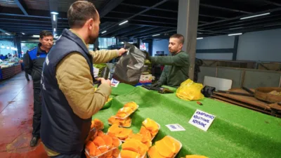 &Ccedil;alışma kapsamında belediye ekipleri pazar esnafına gerekli bilgilendirmeleri yaparak uygulamanın