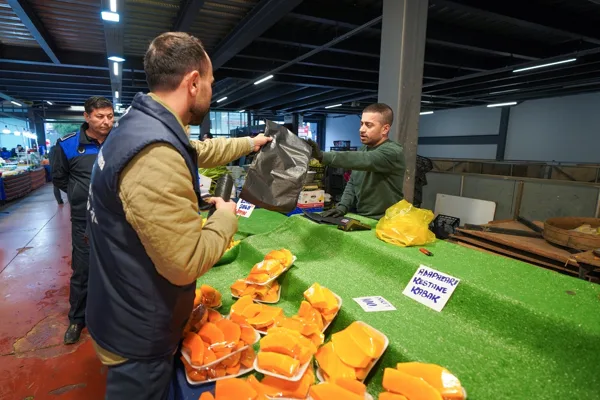 &Ccedil;alışma kapsamında belediye ekipleri pazar esnafına gerekli bilgilendirmeleri yaparak uygulamanın