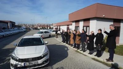 Temel gıda &uuml;r&uuml;nlerinden oluşan yardım kolileri, belediye ekipleri tarafından il&ccedil;e