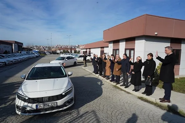 Temel gıda &uuml;r&uuml;nlerinden oluşan yardım kolileri, belediye ekipleri tarafından il&ccedil;e