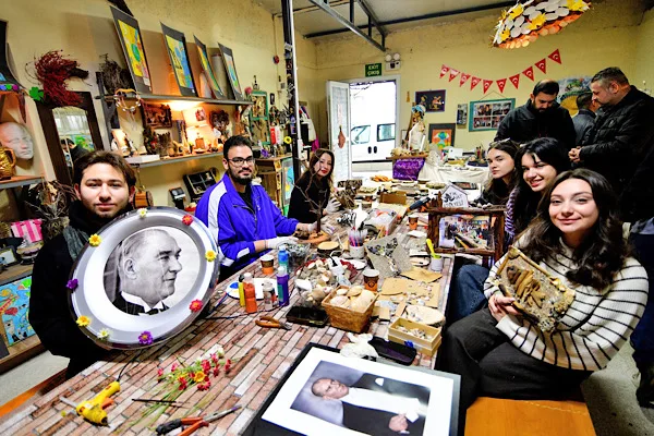 Bornova Belediyesi Atık Sanat At&ouml;lyesi&rsquo;nde icra edilen programda, atık y&ouml;netimi
