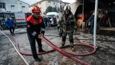 İzmir&rsquo;in Bornova il&ccedil;esi Kemalpaşa Caddesi&rsquo;nde ayakkabı &uuml;retimi yapılan 5 katlı