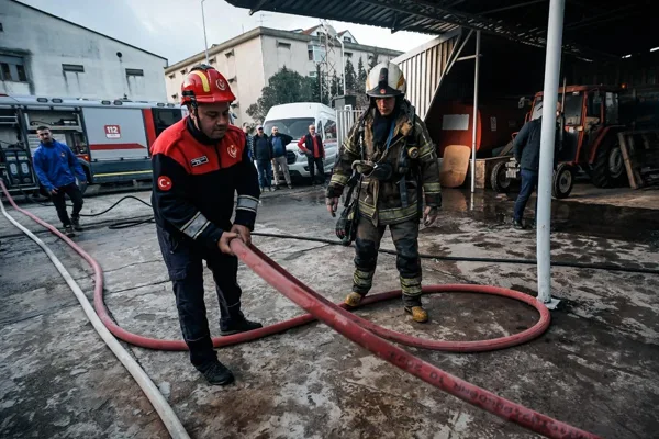 İzmir&rsquo;in Bornova il&ccedil;esi Kemalpaşa Caddesi&rsquo;nde ayakkabı &uuml;retimi yapılan 5 katlı