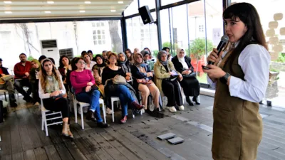 Bornova Belediyesi tarafından organize edilen panelin ilk oturumunda Uzman Psikolog