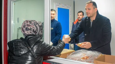 Bornova Belediyesi, sıcak &ccedil;orba ikramı uygulamasını genişletti. Bornova ve Stadyum