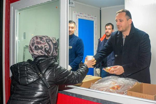 Bornova Belediyesi, sıcak &ccedil;orba ikramı uygulamasını genişletti. Bornova ve Stadyum