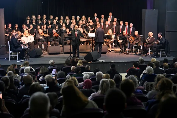 Bornova Belediyesi Hobi ve Beceri Edindirme kursiyerlerinden oluşan T&uuml;rk Sanat
