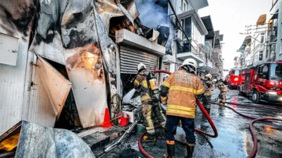 Yangın, G&ouml;ksu Mahallesi&rsquo;nde saat 11.10 sıralarında meydana geldi. &Uuml;retim alanından