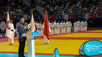 İzmit Şehit Polis Recep Topaloğlu Kapalı Spor Salonunda, sporcuların seremoni
