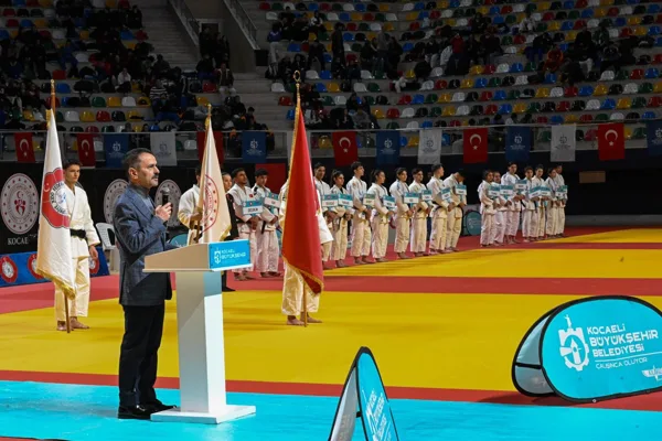 İzmit Şehit Polis Recep Topaloğlu Kapalı Spor Salonunda, sporcuların seremoni