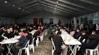 Balıkesir B&uuml;y&uuml;kşehir Belediyesi&rsquo;nin kurduğu iftar &ccedil;adırı, iftar yemeği verilmesinin yanı