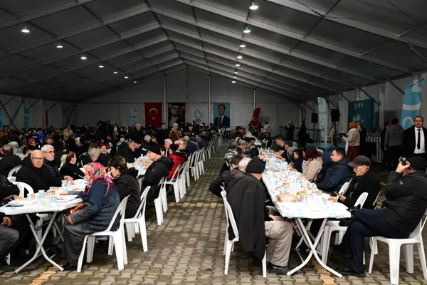 Balıkesir B&uuml;y&uuml;kşehir Belediyesi&rsquo;nin kurduğu iftar &ccedil;adırı, iftar yemeği verilmesinin yanı