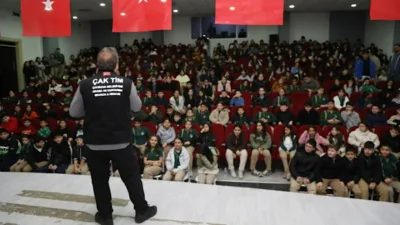 &Ccedil;AK-TİM, il&ccedil;edeki okullarda afet farkındalık eğitimlerine devam ediyor. &Ccedil;ayırova İl&ccedil;e