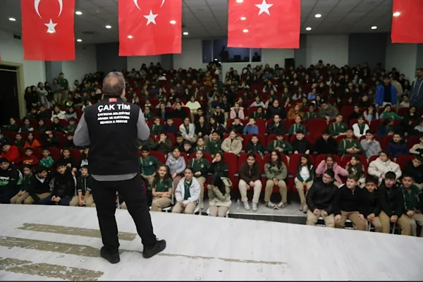 &Ccedil;AK-TİM, il&ccedil;edeki okullarda afet farkındalık eğitimlerine devam ediyor. &Ccedil;ayırova İl&ccedil;e