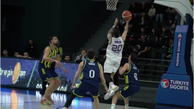 T&uuml;rkiye Basketbol Ligi&rsquo;nde şampiyonluk m&uuml;cadelesine devam eden &Ccedil;ayırova Belediyesi, sahasında