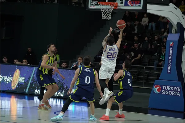 T&uuml;rkiye Basketbol Ligi&rsquo;nde şampiyonluk m&uuml;cadelesine devam eden &Ccedil;ayırova Belediyesi, sahasında