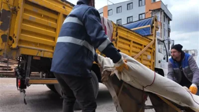 İl&ccedil;e genelinde dolap, yatak, &ccedil;ekyat gibi evsel atıklar mahalle bazlı
