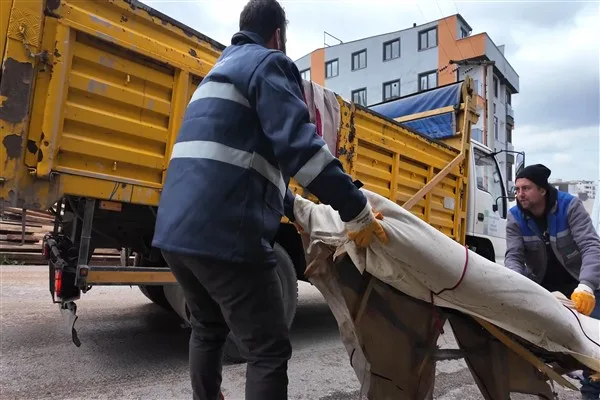 İl&ccedil;e genelinde dolap, yatak, &ccedil;ekyat gibi evsel atıklar mahalle bazlı