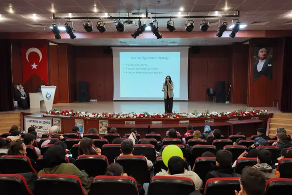&Ccedil;ayırova Belediyesi, &ouml;ğrenci ve velilerin bilin&ccedil;lenmesine y&ouml;nelik faaliyetler ger&ccedil;ekleştiriyor. Bu