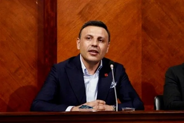 &Ccedil;elik, a&ccedil;ıklamasında, &ldquo;D&uuml;n geceki atama kararıyla Cumhurbaşkanı adayımız Ekrem İmamoğlu,