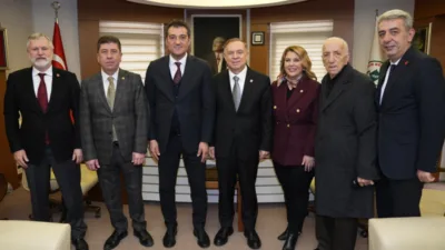 Giresun Belediye Başkanı Fuat K&ouml;se, misafirlerini &ccedil;i&ccedil;ek takdimiyle karşılarken, ziyarette