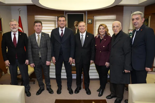 Giresun Belediye Başkanı Fuat K&ouml;se, misafirlerini &ccedil;i&ccedil;ek takdimiyle karşılarken, ziyarette