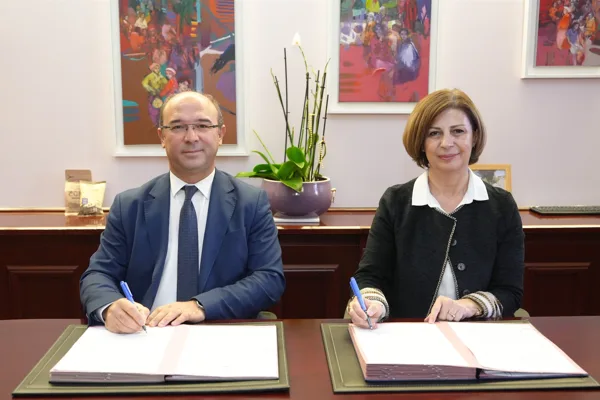 İmzaları, Eskişehir B&uuml;y&uuml;kşehir Belediye Başkanı Ayşe &Uuml;nl&uuml;ce ile Seyitgazi Belediye