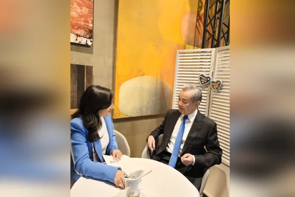 &Ccedil;in Dışişleri Bakanı Wang Yi, Kanadalı mevkidaşı Anita Anand ile