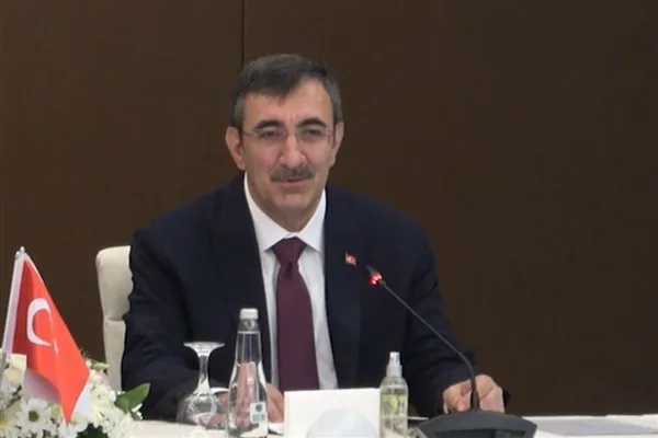 Cumhurbaşkanı Yardımcısı Cevdet Yılmaz, Mersin Valiliği&rsquo;ni ziyaret ederek kentte y&uuml;r&uuml;t&uuml;len