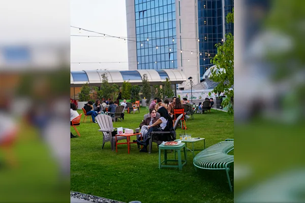 Ge&ccedil;mişle vedalaşmak ve yeni hikayelere alan a&ccedil;mak isteyenler buluşuyor. Ge&ccedil;mişten