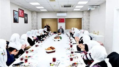 Belediye binasında ger&ccedil;ekleştirilen toplantıya y&ouml;resel kıyafetleriyle katılan kadınlar, birlik ve